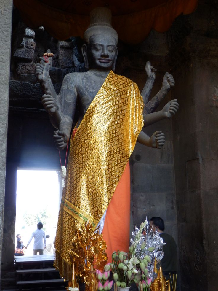 big statue at angkorwat