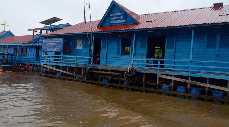 veitnam school in floating village